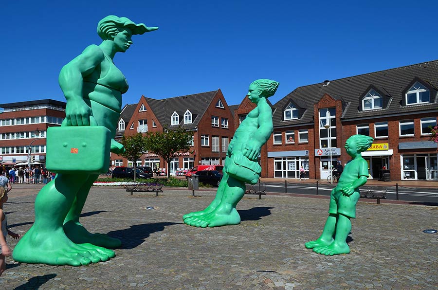 Auch diese Figuren genießen ihren Urlaub in Westerland